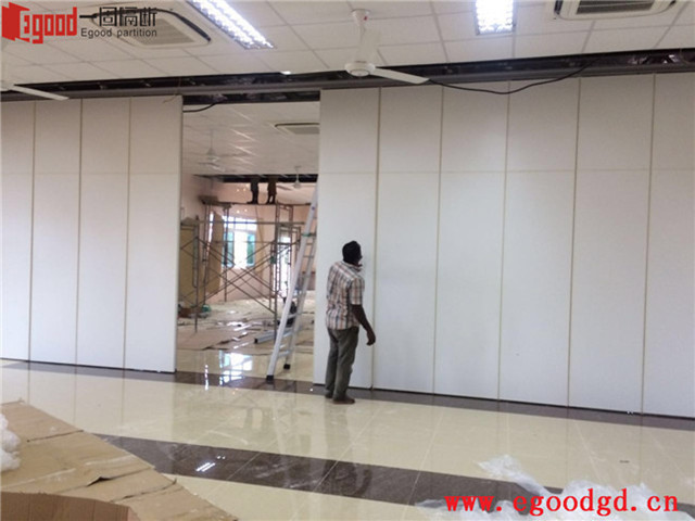 帶你走進(jìn)馬爾代夫男性學(xué)校活動(dòng)隔斷安裝工程，看看外國師傅手藝咋樣